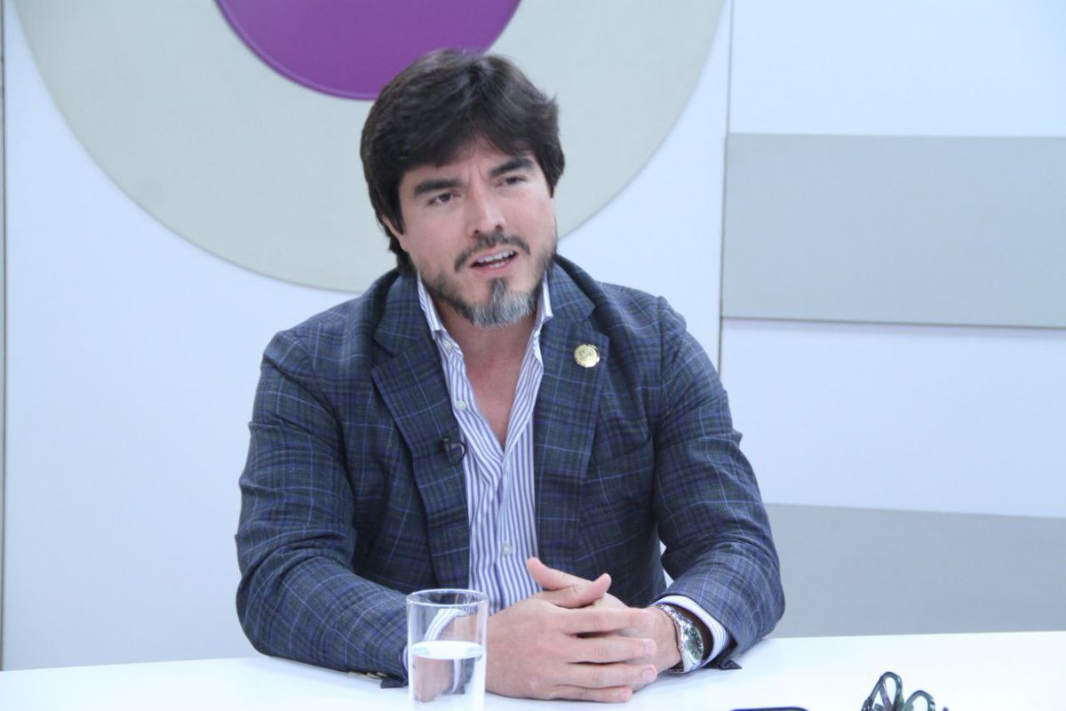 El ministro resaltó que las declaraciones son falsas ya que el proceso electoral del 13 de abril se llevó con total tranquilidad. Así lo han reconocido líderes internacionales Con todo respeto, El Pdte. Petro debería informase mejor, recalcó el ministro de Gobierno.