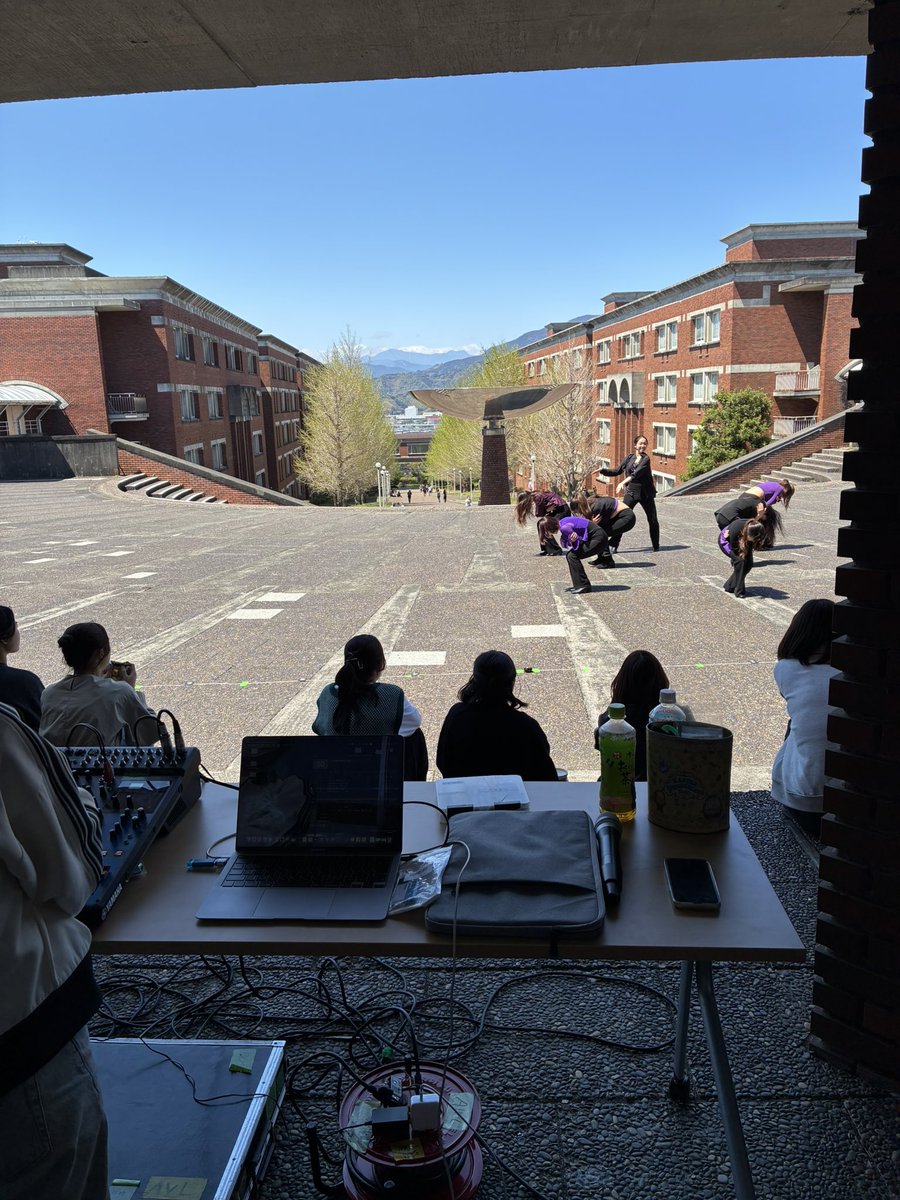 今日はジャズダンス部のゲリラがありました💃
見学に来てくれた1年生の皆さんありがとうございます！！AVLはこのように昼休みに屋外でのパフォーマンスの音響のお手伝いもしています✨
 
来週の4/23(水)の昼休みにもチアのゲリラがあるので是非見学来てください😊

#春から静岡県立大
 #春からuos
