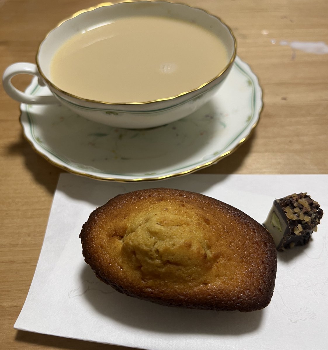 sophia_seiko's tweet photo. #おうちカフェ
昨日買った
#eace のマドレーヌはバターの風味豊か。
量り売りが楽しい
Venchi Nihombashi Takashimaya
のピスタチオのチョコをひとかけ。
高級なお菓子を大事にいただく幸せな時間。 https://t.co/kWEKPEdRHy