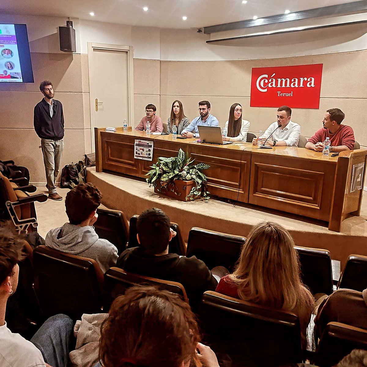 INGENIEROS/AS INVESTIGADORES. Hace unas semanas pudimos compartir con titulados de la EUP #Teruel que se dedican a la investigación científica una interesante mesa redonda.
Pudimos ver ejemplos de titulados que hacen ciencia desde diversos ámbitos.