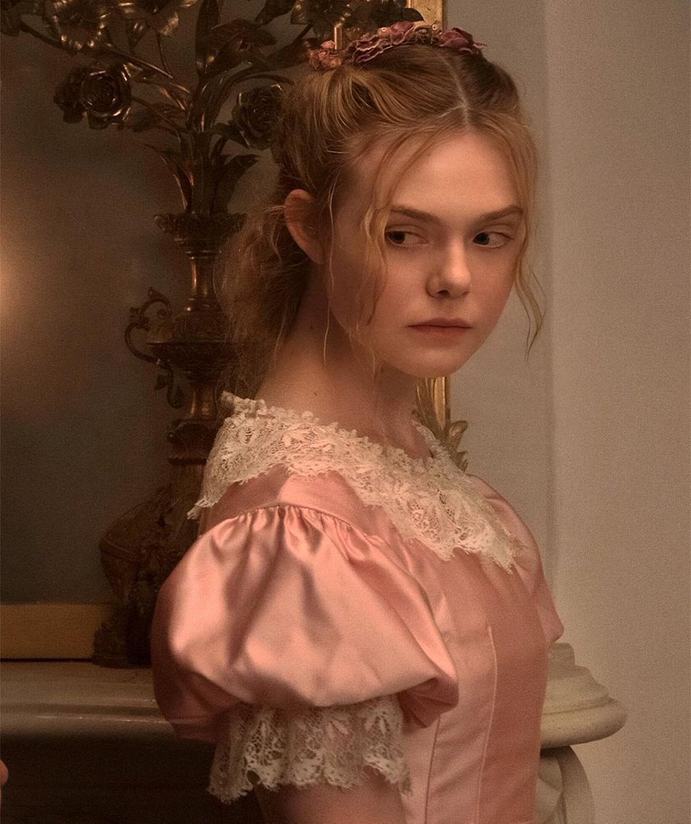 /
я только девочка. мой долг

до брачного венца

не забывать, что всюду — волк

и помнить: я — овца.
/