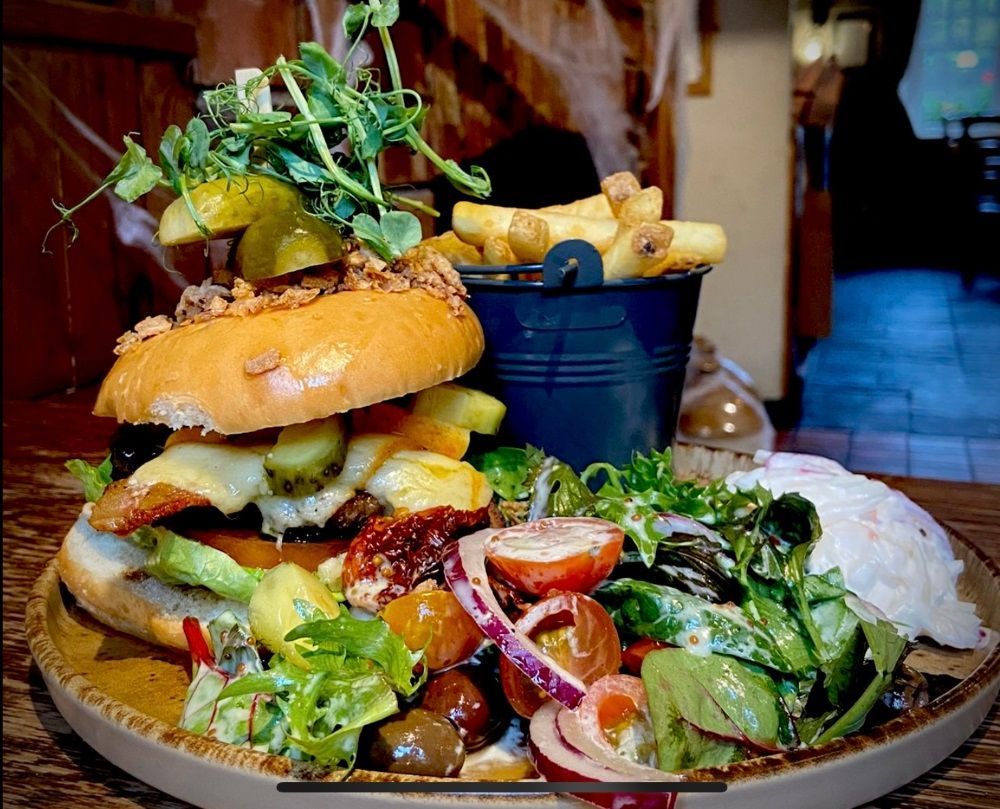 WeAcceptPets's tweet image. 🍽️ From comforting mains to creative specials with a twist, there’s something for every palate at The Peak Hotel. The menu features tasty bar snacks, freshly made sandwiches &amp;amp; plenty of children’s favourites. 🥪🍔🍟

Accepts 🐶 🐈
weacceptpets.co.uk/Derbyshire/8126

#Castleton #HopeValley