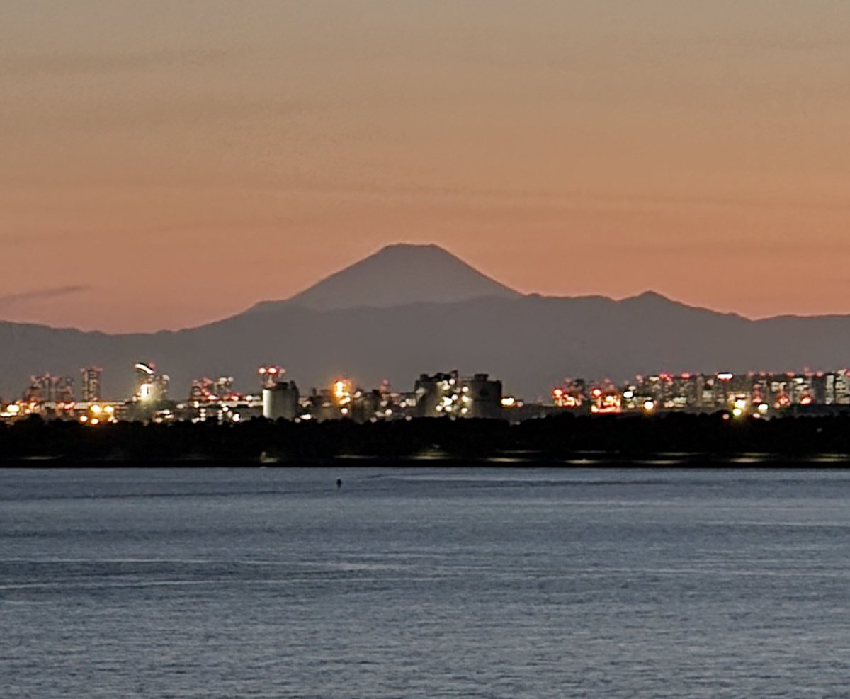 In Japan for <a href="/SW_Celebration/">StarWars Celebration</a>, but I've seen sunrise and sunset for Mt Fuji from our hotel, and I'm blown away!! #SWCJ