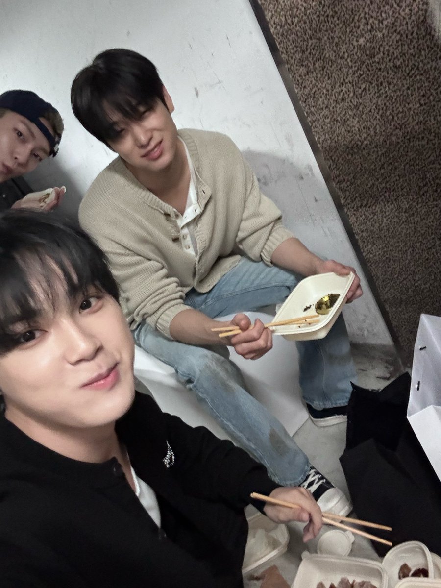 🍊 We ate in a rush so ㅋㅋㅋ all of us ate while squatting on the hallway floor
🍊 [📸]
🍊 [📸]
🍊 It was so funny so I took a picture just nowㅋㅋㅋ
🍊 While eating it was funny so I was like hoob!!!
🍊  It wasn't a waiting roomㅋㅋㅋㅋ it's just a hallwayㅋㅋㅋ