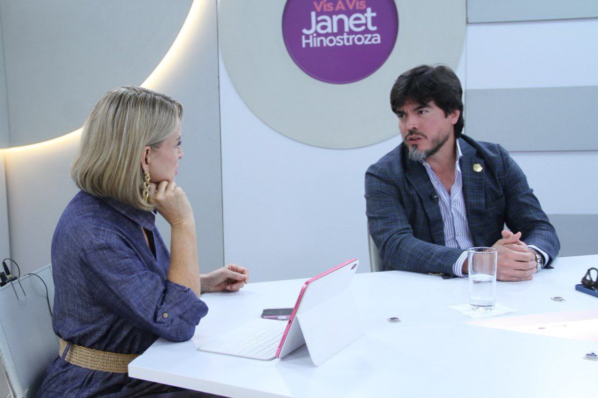 En Esmeraldas también creció el respaldo en la segunda vuelta. El Gobierno actuó con firmeza ante el derrame de petróleo, conteniendo riesgos y asistiendo a más de 4.600 familias. La presencia en territorio marca la diferencia, destacó el ministro José De La Gasca.