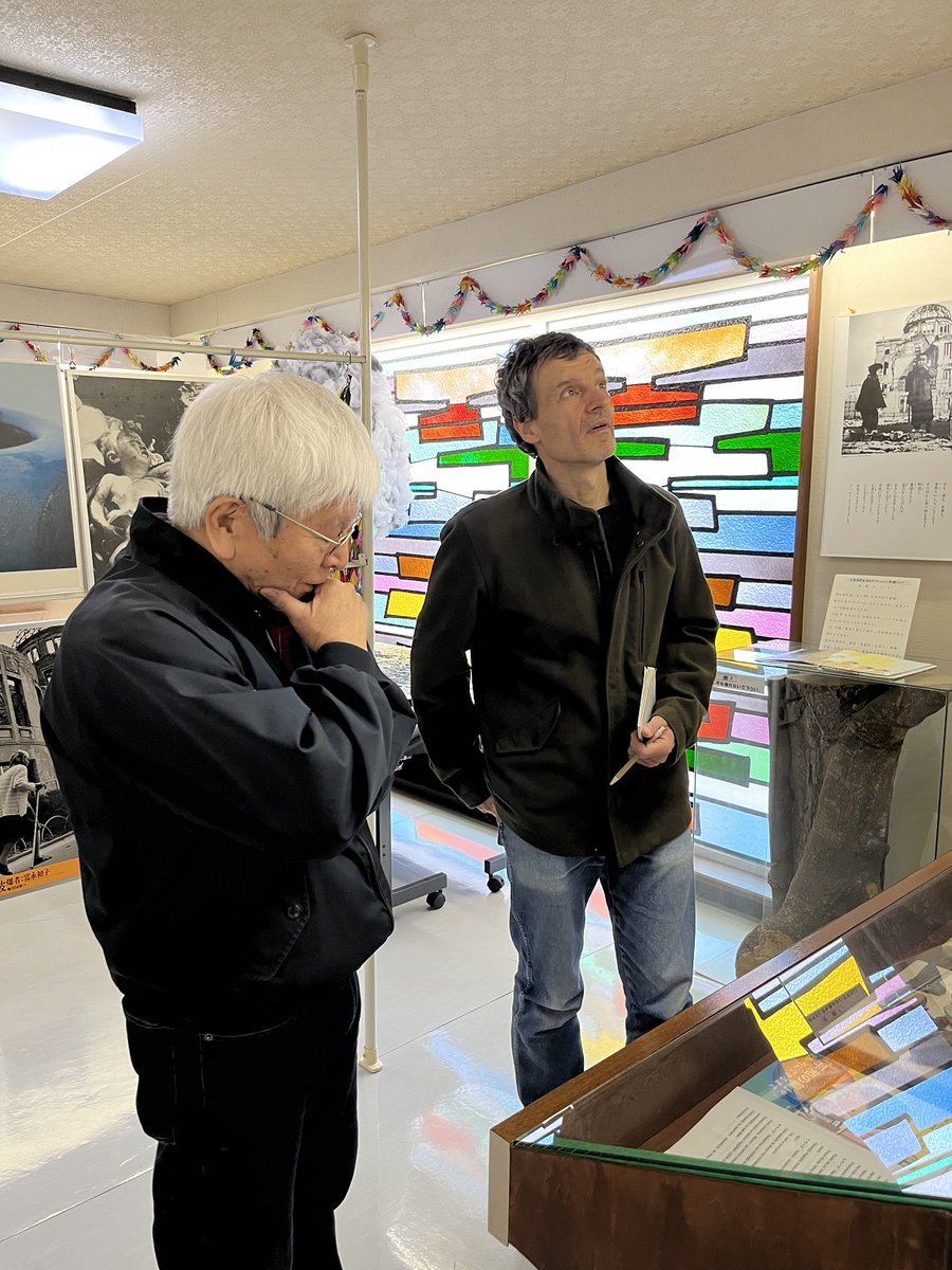 Dohidankyo's tweet photo. 『ここが家だ』『さがしています』『ちっちゃいこえ』など文筆・絵本の世界で活躍されているアーサー・ビナードさんが戦後80年の企画で会館へ。2時間余りじっくりと展示を見ていきました。最後に「ノーモア・ヒバクシャ会館のみなさんに」色紙を書いてくれました。「ここはひろい世界の入口だ」と。 https://t.co/oaJKDgN222