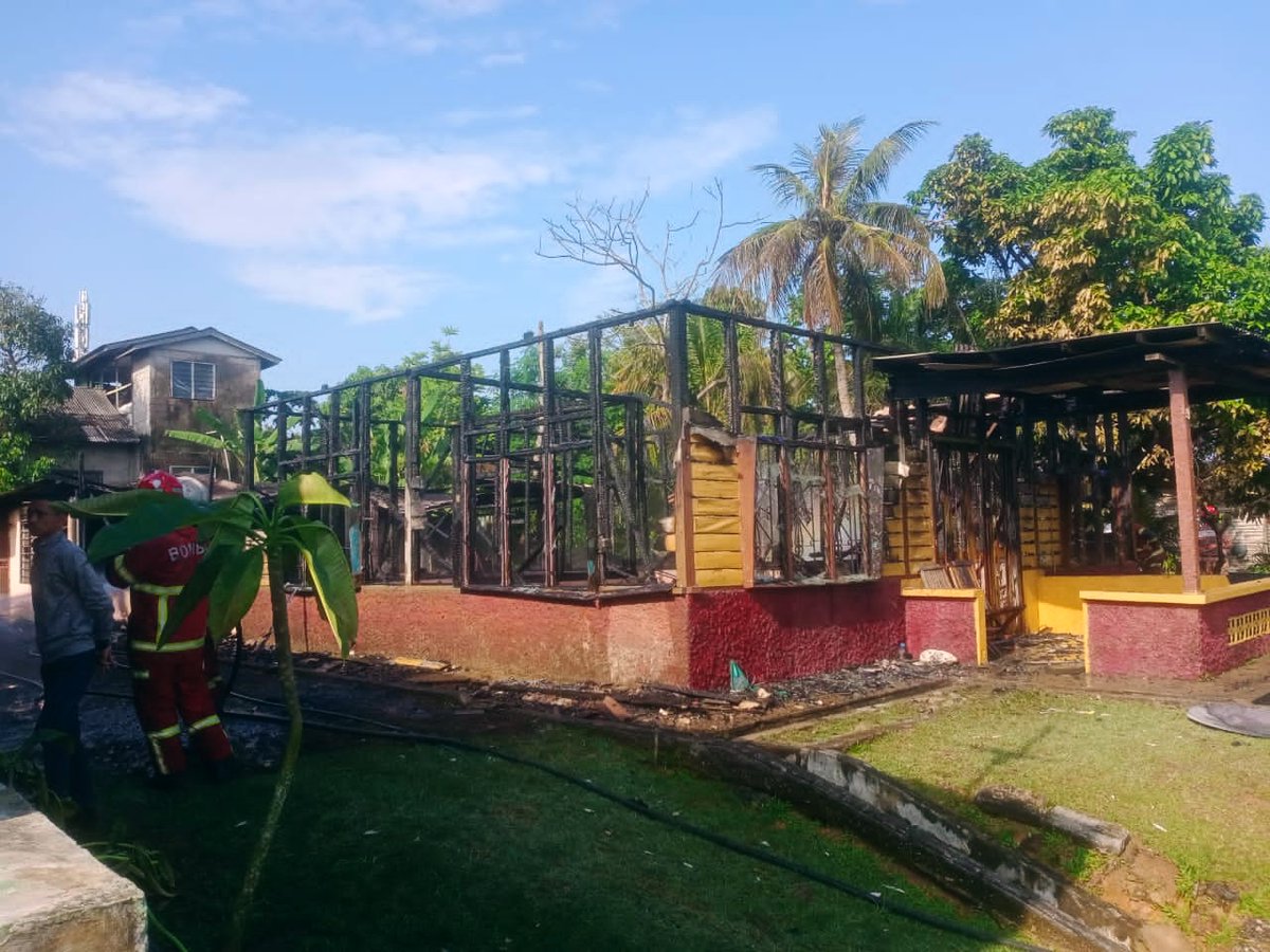 MudaPG's tweet photo. MUDA Pasir Gudang menerima berita musibah yang melanda keluarga Encik Fairuz siang tadi di Kampung Pasir Gudang Baru. Rumah pusaka yang didiami beliau sekeluarga musnah dijilat api. Mereka sekeluarga kini sehelai sepinggang. https://t.co/1N6kOqm11R