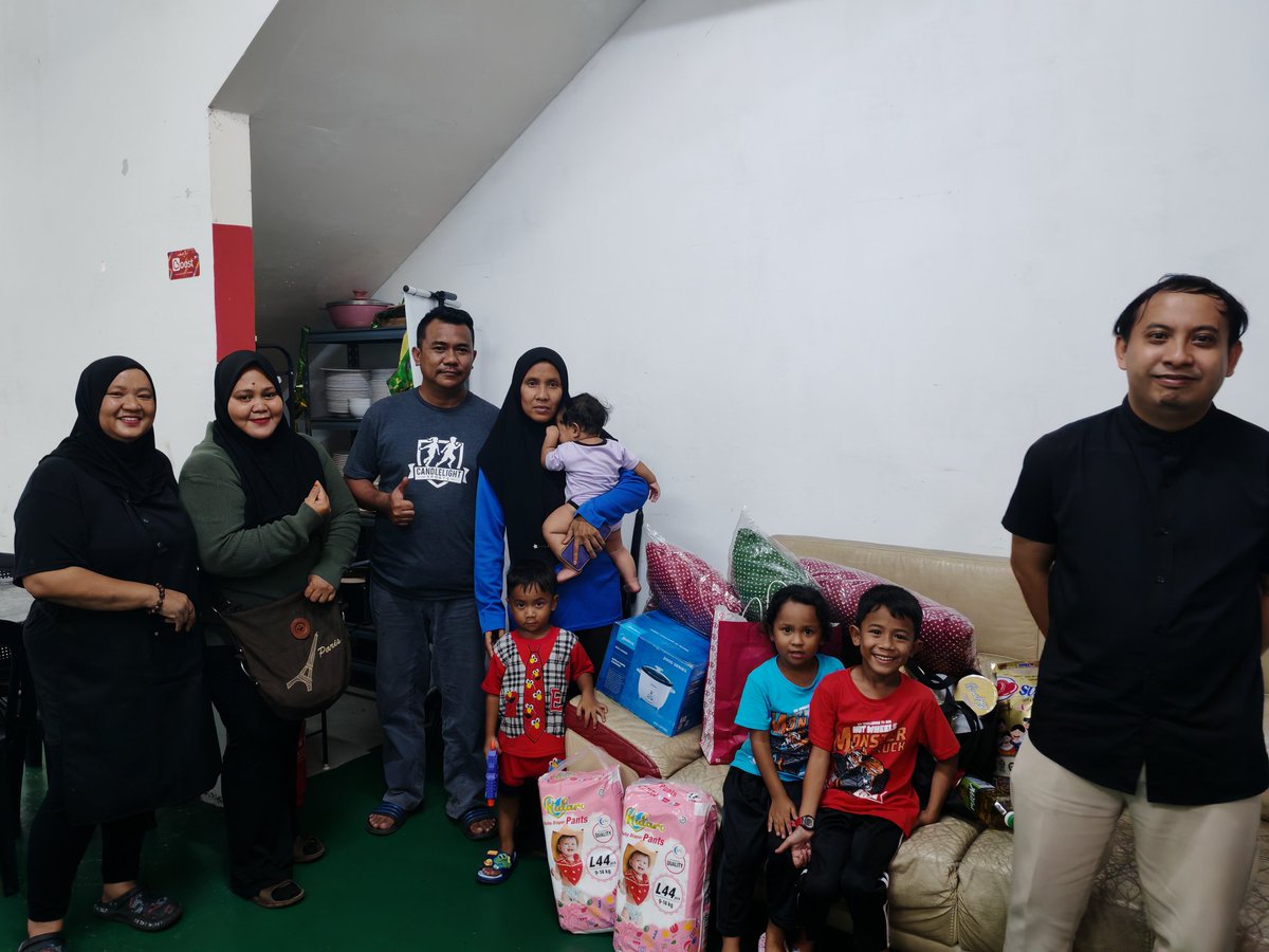 MudaPG's tweet photo. MUDA Pasir Gudang menerima berita musibah yang melanda keluarga Encik Fairuz siang tadi di Kampung Pasir Gudang Baru. Rumah pusaka yang didiami beliau sekeluarga musnah dijilat api. Mereka sekeluarga kini sehelai sepinggang. https://t.co/1N6kOqm11R
