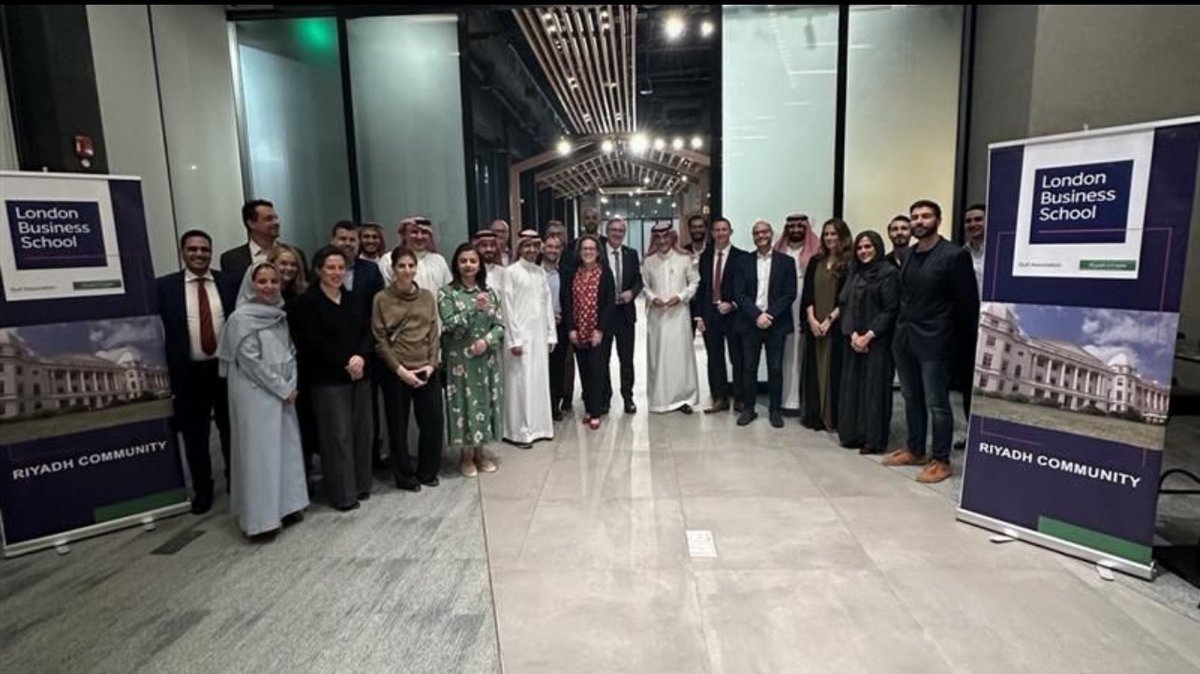 كلية لندن للأعمال قررت تفتح مكتب جديد بالرياض في إطار التزامها بدعم تطوير القدرات البشرية والقيادة في المملكة😍

الخطوة هذي تجي ضمن دعمهم لرؤية 2030، ويبون يكونون جزء من التطوير اللي يصير عندنا. المكتب بيقدّم برامج تعليمية تنفيذية مصممة خصيصًا للقطاعين العام والخاص، وبيكون تحت