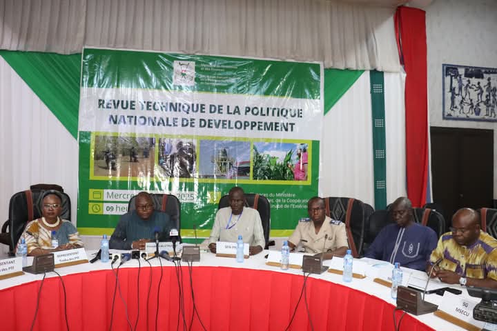 La 1ʳᵉ session 2025 du comité  technique national   🇧🇫du  #PND a évalué le PA-SD 2024 : 81,94% d’exécution📊, 5,1% de croissance📈, 71% du territoire libéré🛡️. Soins gratuits👩🏾‍⚕️, aides aux étudiants🎓, emplois créés💼, projets financés🚀. Bilan jugé satisfaisant ✅
