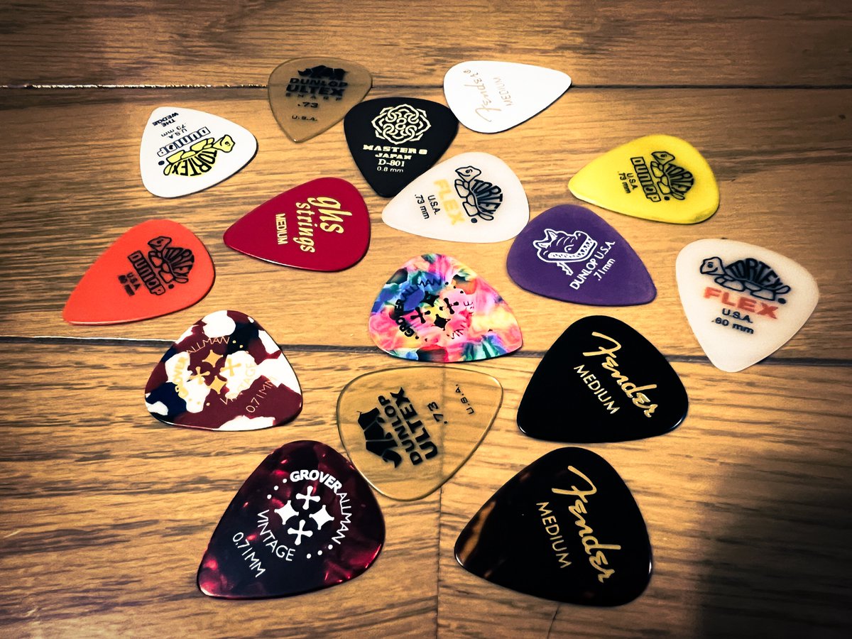 ManabuOkada's tweet photo. 弾き比べると
やっぱりgrover allmanが
いちばん好き!
頼むよ。。。
#groverallman
#guitarpicks https://t.co/Reko9mAdjk