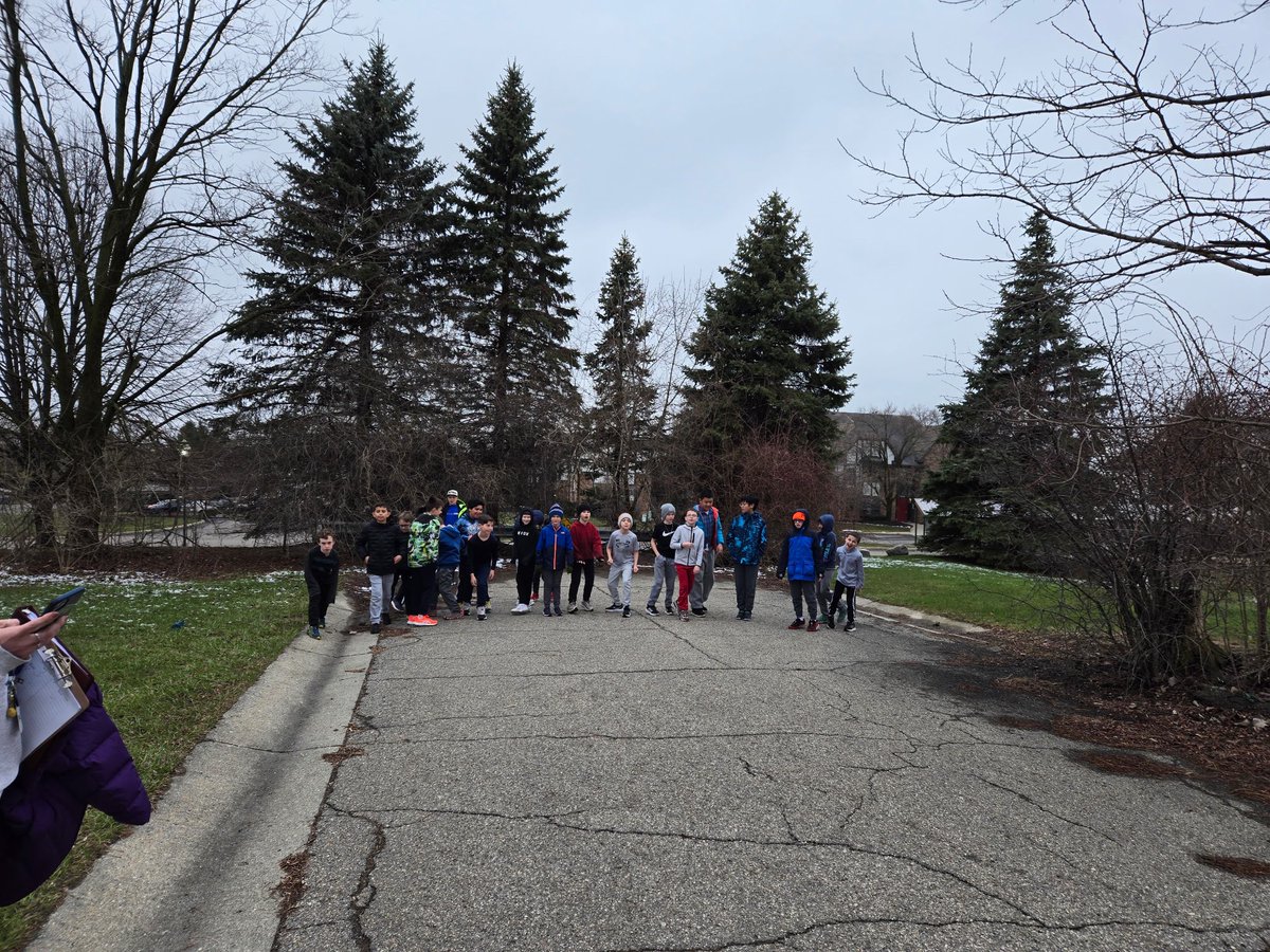 broncoalum97's tweet photo. Silver Springs PACE did their 1st practice 5k last week &amp; this week did a human chain undoing for our Communication lesson. @SS_PTA @sspringselem @NorthvilleEDU https://t.co/rbvE4LbiLQ