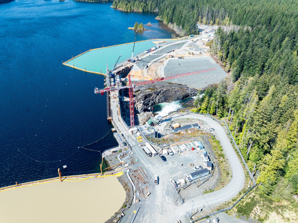 Some good drone photos taken yesterday of the John Hart Dam and the seismic upgrades in #CampbellRiver. 👀