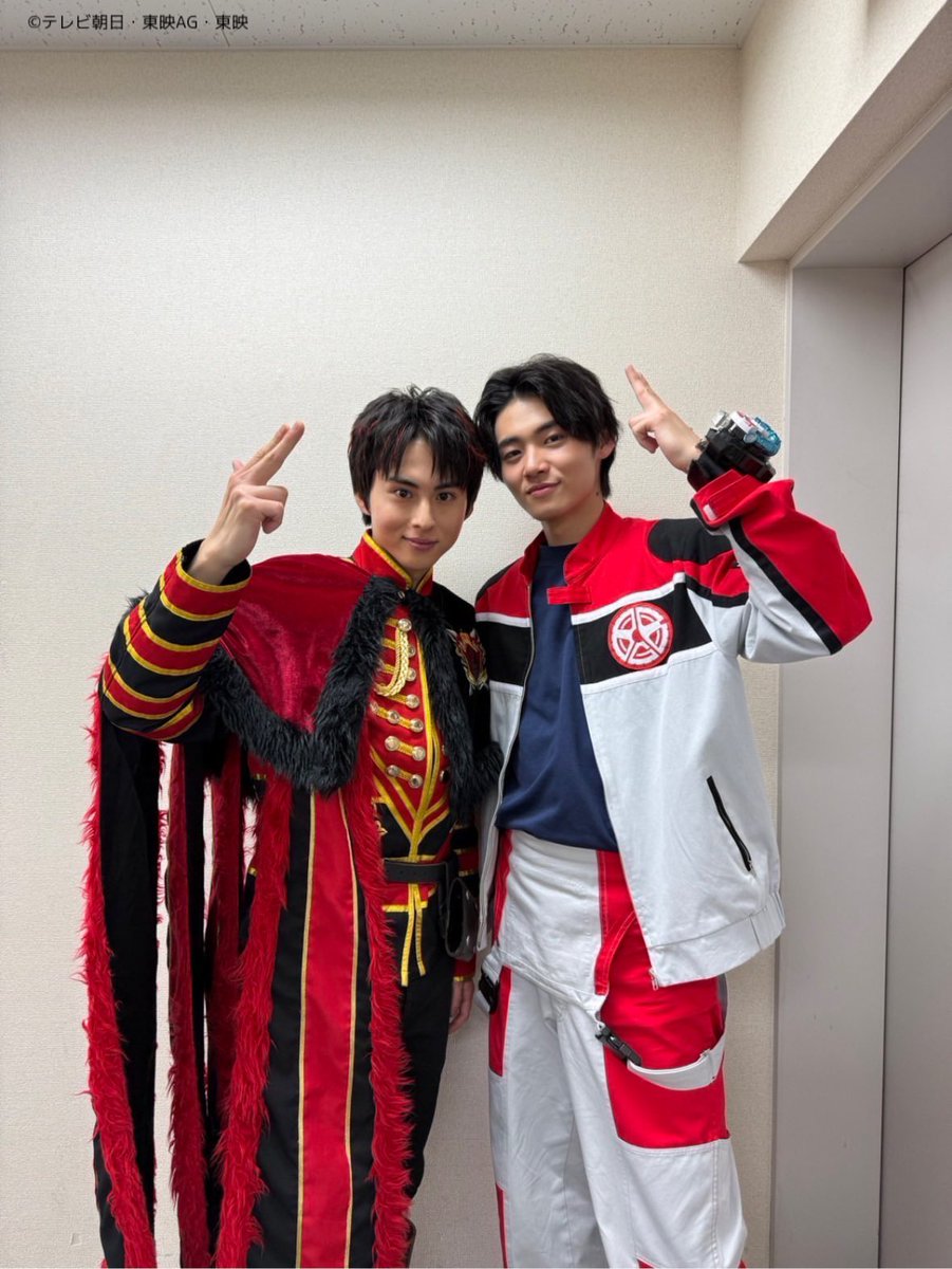 haruhi_iuchi712's tweet photo. 爆上戦隊ブンブンジャーVSキングオージャー

完成披露舞台挨拶ありがとうございました！！

去年の夏にブンブンジャーの映画でスクリーンデビューさせて頂いて、そこからもう半年以上も経っている事がびっくりです、、

公開は5月1日です！🔥
この映画が沢山の人に届きますように🛞👑
#ブンブンキング https://t.co/pYvxwG0XR5