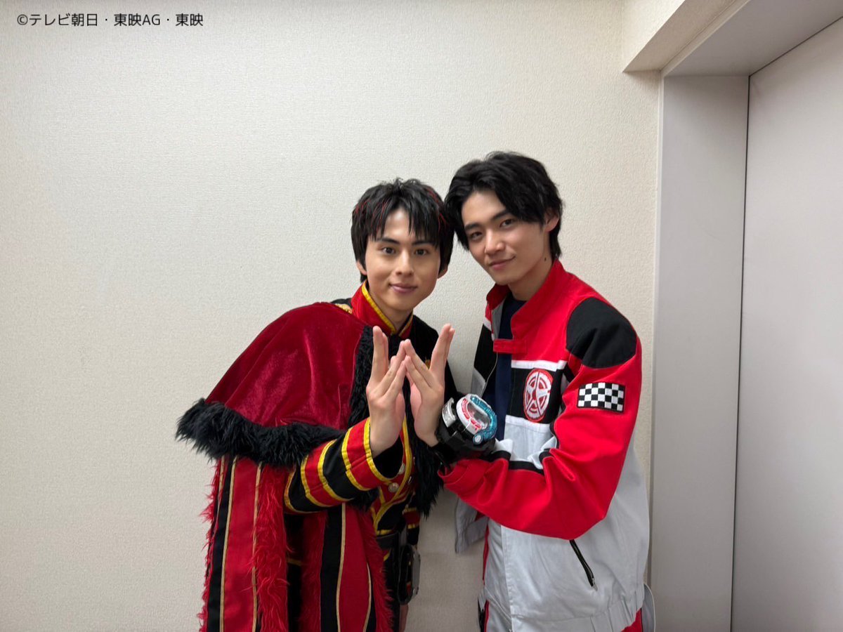 haruhi_iuchi712's tweet photo. 爆上戦隊ブンブンジャーVSキングオージャー

完成披露舞台挨拶ありがとうございました！！

去年の夏にブンブンジャーの映画でスクリーンデビューさせて頂いて、そこからもう半年以上も経っている事がびっくりです、、

公開は5月1日です！🔥
この映画が沢山の人に届きますように🛞👑
#ブンブンキング https://t.co/pYvxwG0XR5