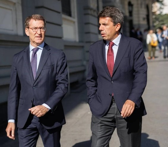 FelixLopez_Rey's tweet photo. A DÍA DE HOY
Todo el mundo sabe que Mazón estaba en El Ventorro con una mujer mientras en Valencia había una castastrofe. 
El Pp todavía le mantiene al frente 
¿POR QUÉ? https://t.co/ncSKqA5mot