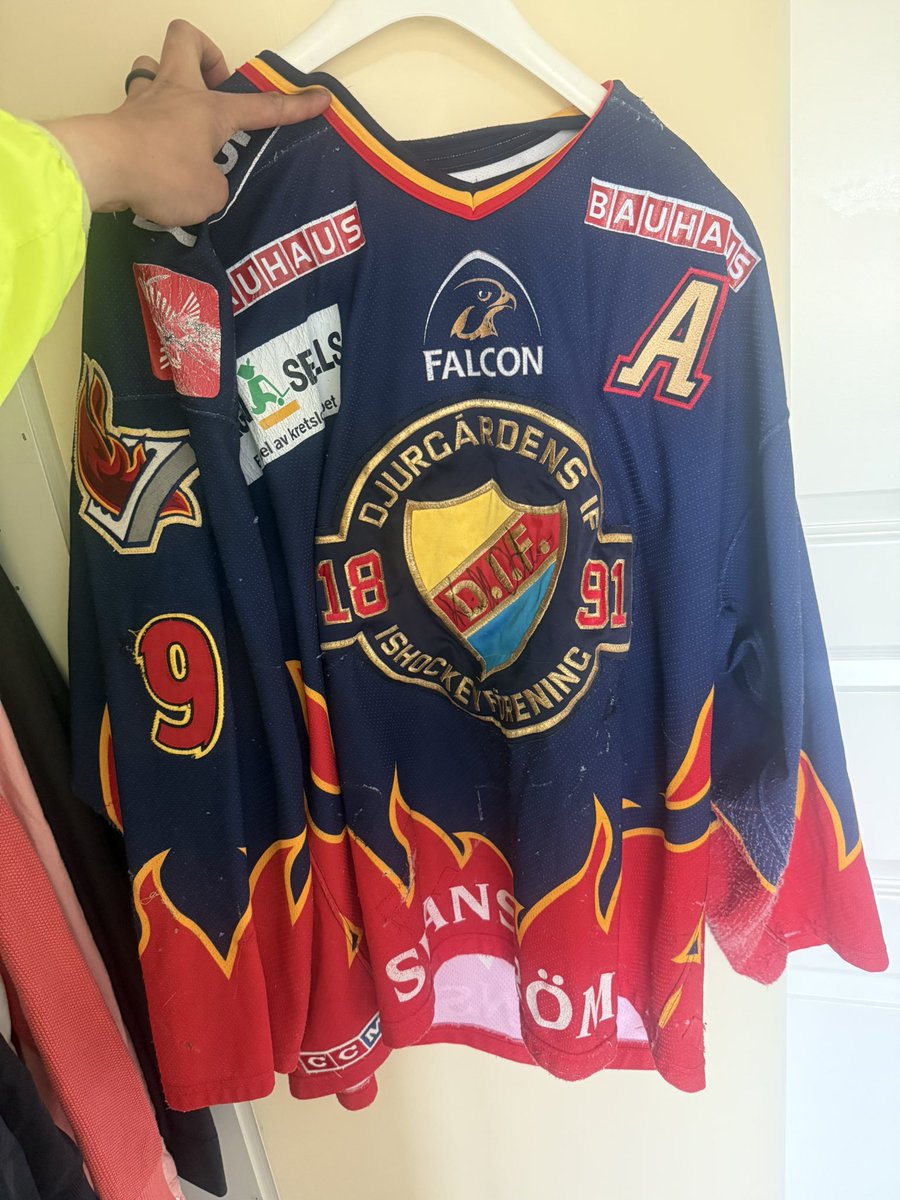 larssonJr's tweet photo. @hockeyallsvensk Självklart 💛❤️💙 https://t.co/wxLsIfEwP0