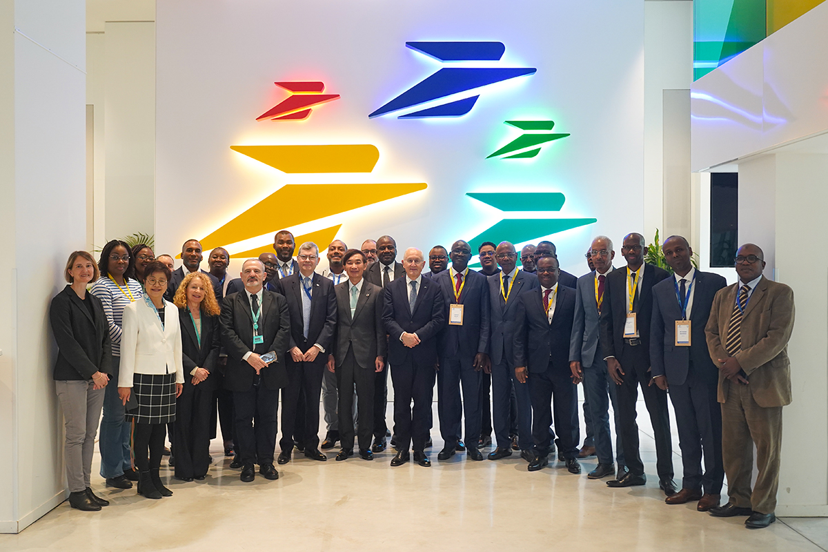 UPU_UN's tweet photo. 📍Paris: Today, CEOs from 23 African postal operators kick off a 2-day South–South & Triangular #Cooperation visit, hosted by @GroupeLaPoste, to boost #PostalDevelopment, innovation & local solutions.
👉 https://t.co/clZPWtmjBS https://t.co/sVakLZlS1S