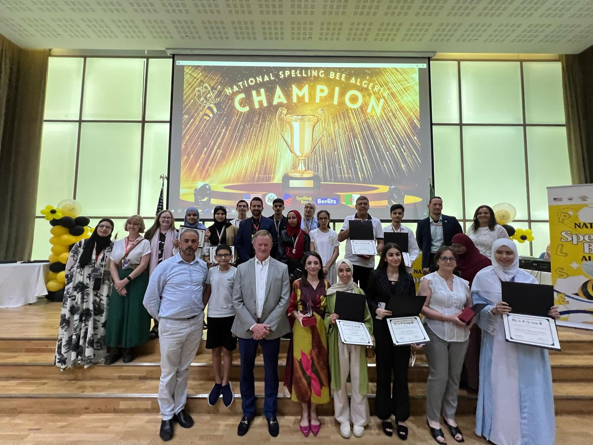 USEmbAlgiers's tweet image. 📚✨بمناسبة يوم العلم الذي تحتفل به المدارس في مختلف أنحاء الجزائر، نُحيي هذا اليوم الوطني الذي يجسد قيم التعلم، الفضول، والسعي وراء المعرفة. 🇩🇿🌍

من خلال برامج تعليم اللغة الإنجليزية مثل TESOL DZAIR ومسابقات التهجئة 🐝، أو فرص التعليم في مجالات العلوم والتكنولوجيا مثل…