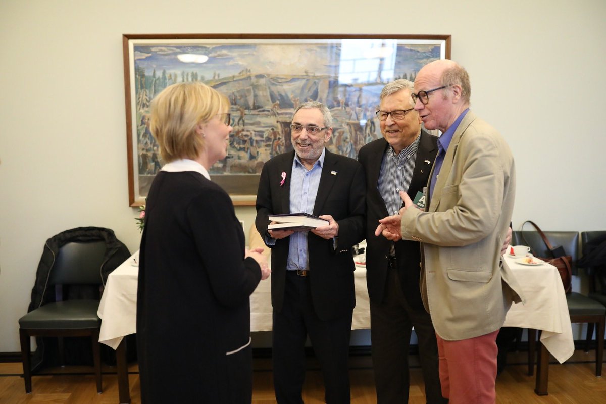 Det är med sorg jag tar del av nyheten att långvariga kollegan Kimmo Sasi, gått bort.Kimmo var en stor profil i Finlands riksdag,en fin och skarp kollega och vän. Vi talade alltid svenska med varandra, och hade ett utmärkt samarbete under många år. Mitt varma deltagande i sorgen.