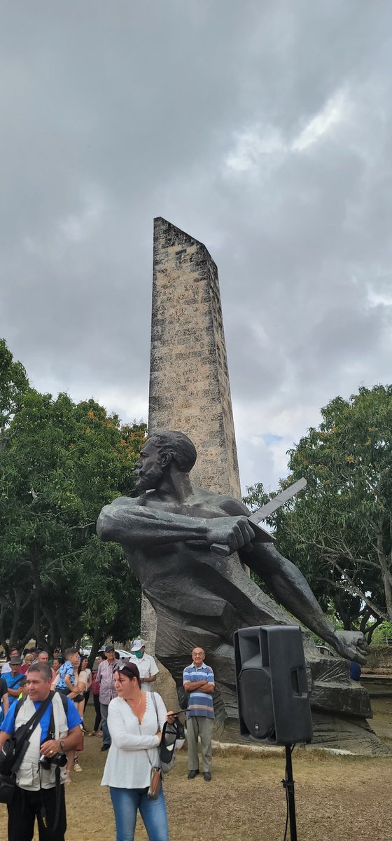 QueipoRuiz's tweet photo. Desde el monumento al Titan de Bronce en #HolguínSí y con #HonorHolguinero conmemoramos la declaración del carácter socialista de la Revolución de #Cuba, el día del miliciano y la fundación del @PartidoPCC un 16 de abril pero de 1961. ¡Cuba Vence! https://t.co/ELQvLGrNZQ