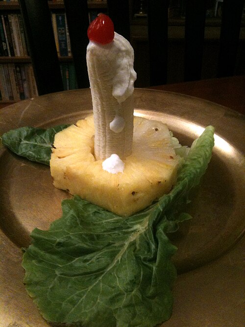 qikipedia's tweet photo. Candle salad was a popular 1920s American dessert made from lettuce, banana and whipped cream. https://t.co/HP1XZCtooO