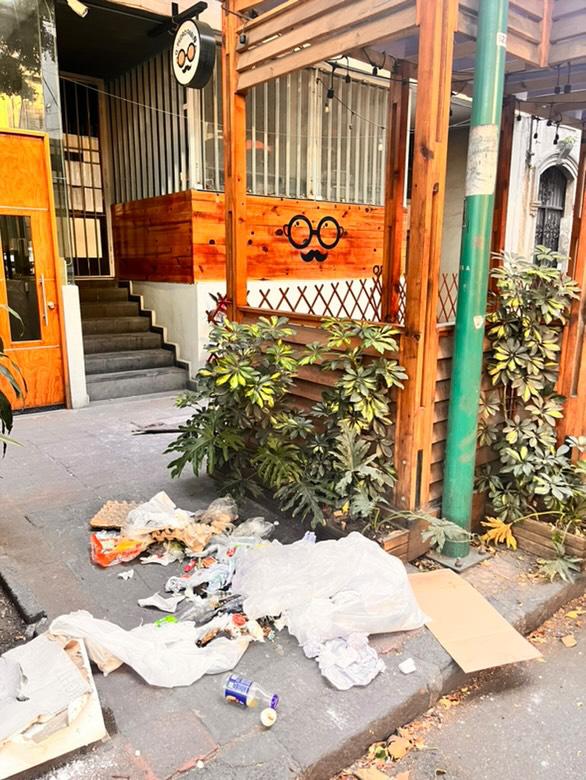 LaColoniaJuarez's tweet photo. Restaurante "Qué Pedro, Pablo" en Marsella #74, #ColoniaJuarez, además de matar una jardinera para poner su pérgola invasiva, continúa dejando su basura en vía pública ocasionando fauna nociva. ¿Cuándo los visitan y sancionan @PAOTmx @inveacdmx @SEDEMA_CDMX @DTJSR_Cuauh? https://t.co/bMX3MaDPJ8