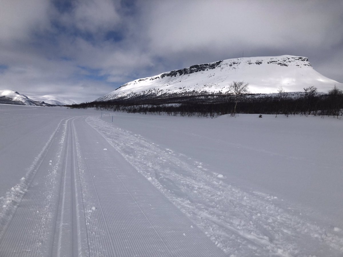 RHonkanen's tweet photo. Etelä-Suomen surkea hiihtotalvi korjautui täällä Kilpisjärvellä. Näihin keleihin on hyvä taas päättää hiihtokausi. Lunta täällä liki 150 cm, joten hiihtokelejä lienee tarjolla vielä toukokuussakin. https://t.co/NChfS9KDbZ