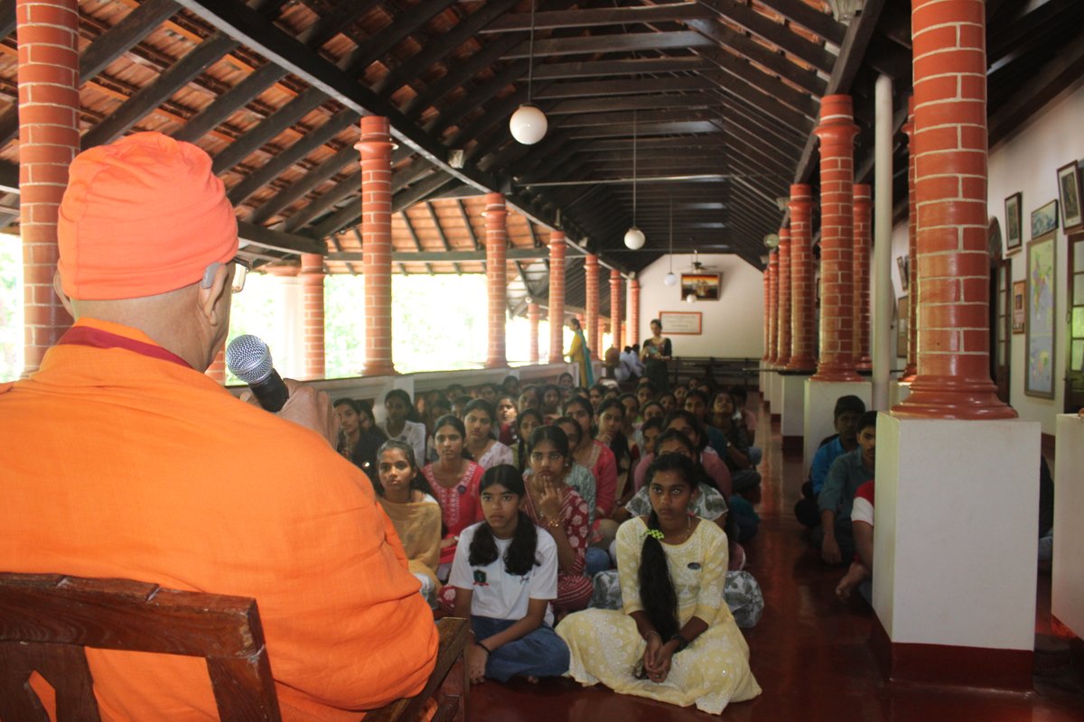 mangalurumath's tweet image. #VivekaSphoorti2025 #Batch19 | Viveka Sphoorti An initiative of Ramakrishna Math Mangaluru. Delegates of Eureka - 2025 (a state level camp for SSLC Students) held at Vivekananda Pre University College, Puttur visited our Ashrama on 10th April 2025.