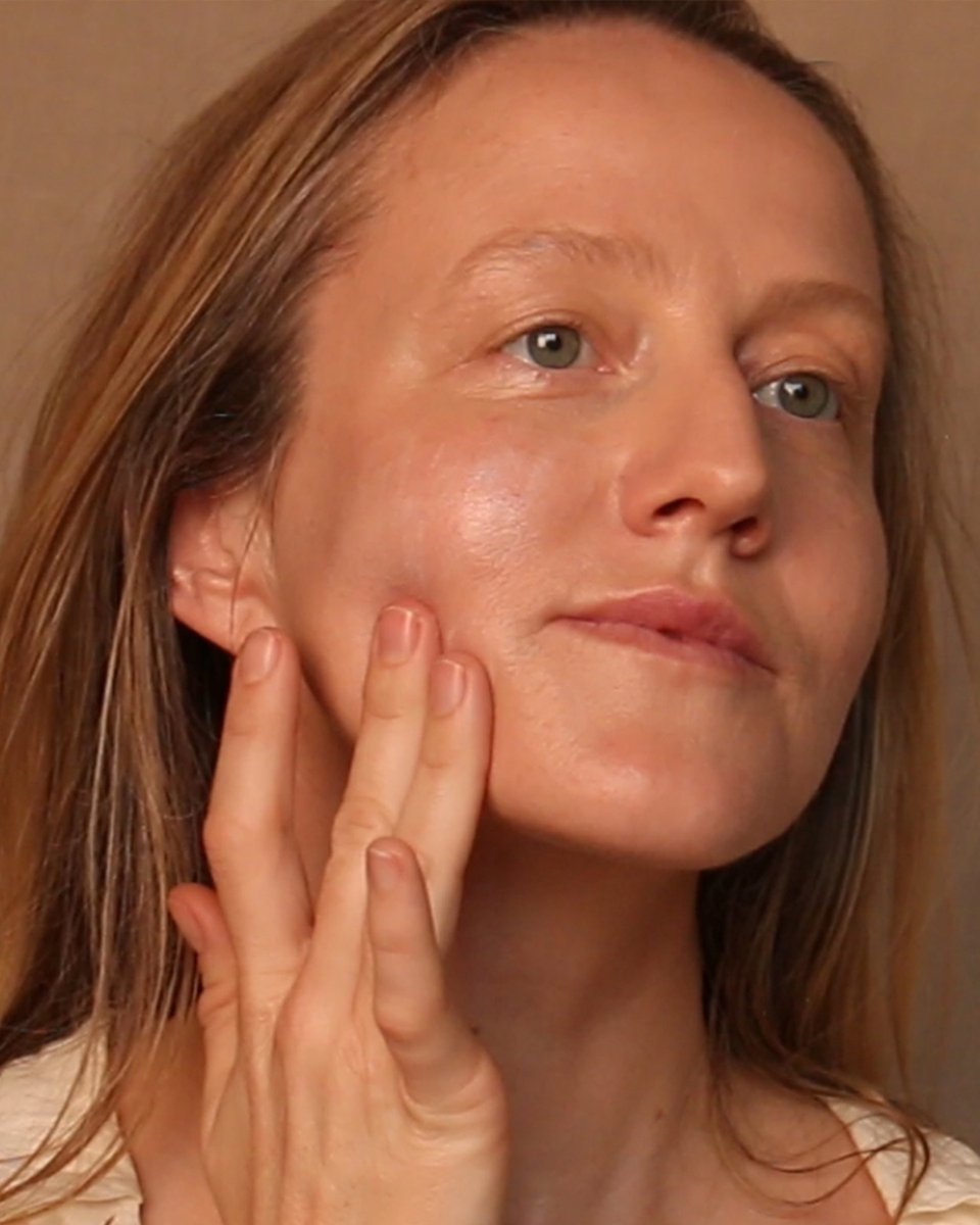 LEPUREcom's tweet image. Prepare your skin for the summer with Zen Solaire &amp;amp; sunlight training. Start with 1–2 min a day, tapping the balm on, and build up to 10–15 min gradually.

lepure.com/shop/zen-solai…

#Sunscreenbalm #Protection #Healthyskin