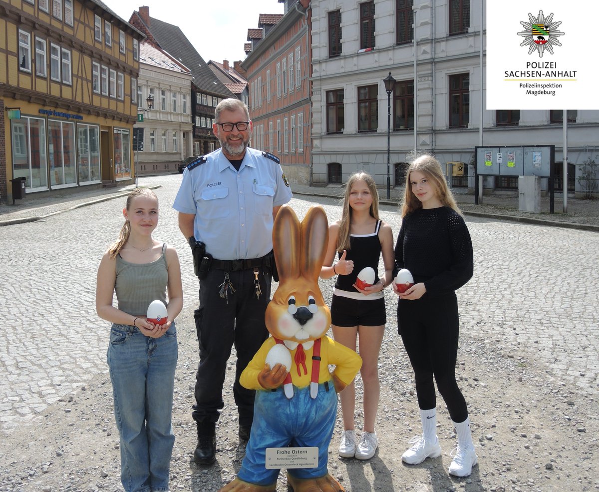 🐰 Sensationsfund in #Osterwieck!
Drei Mädchen entdeckten am Wochenende den seit einem Jahr vermissten Osterhasen "Hasi“ hinter einem Kellerfenster. Die #Polizei sicherte ihn mit Hilfe der Wohnungsgesellschaft – pünktlich zum Osterfest ist er zurück! 🐣💐