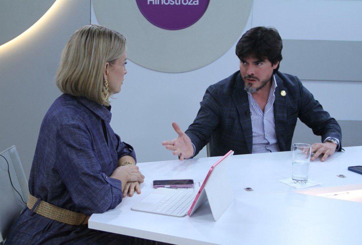 Respecto a la disminución de 600 puntos de riesgo país, después de los resultados de las elecciones presidenciales, el Ministro de Gobierno, indicó que esto refleja un síntoma de mejoría y estabilidad en el país. Los sectores sociales y empresariales se sienten respaldados.