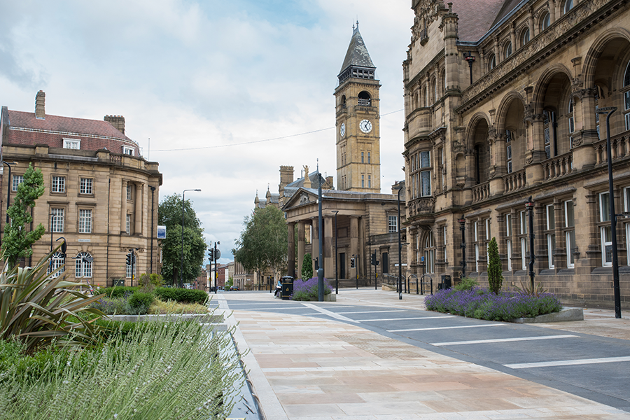 £125 million has been approved to upgrade roads in West Yorkshire, including Wakefield and Dewsbury. This covers 450 miles of improvements, safer roads, traffic flow, and better walking routes. 

@WestYorkshireC

Learn more: ow.ly/1AfX50VBw7X