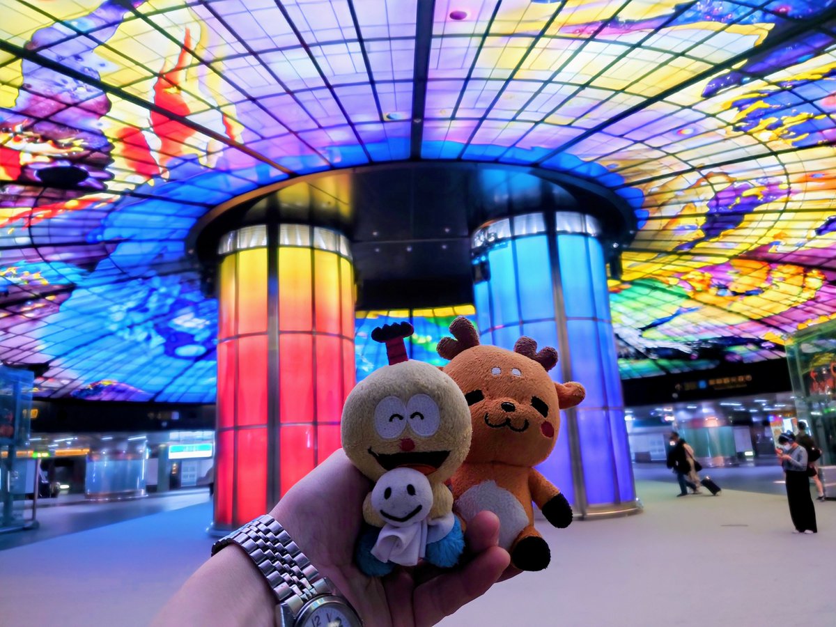 asurawen's tweet photo. 【#高雄 一泊小旅行2/5】
「世界一番美しい駅」と称される高雄メトロ #美麗島駅 にやってきました！
その由来は、イタリアンデザイナーがNarcissus Quagliataによるパブリックアート「#光之穹頂 （ザ　ドーム　オブ　ライト）」でした。
#現地通訳 #台湾旅行 #推し活 #コロ助 #しかまろくん https://t.co/rWtcxtOZaE