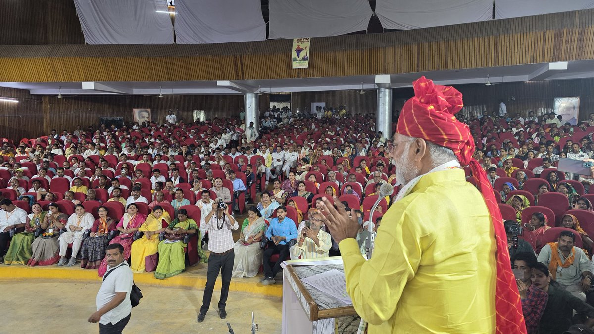 आज सतना के टाउन हाॅल में आयोजित 'जनप्रतिनिधि सम्मेलन-एक राष्ट्र एक चुनाव' विषय पर अपने विचार रखे। 

जनसंघ से लेकर भारतीय जनता पार्टी तक; हमेशा करती रही है और हम हमेशा कहेंगे कि देश का लोकतंत्र मजबूत हो, चुनाव की प्रक्रिया इतनी साफ-सुथरी हो कि देश तेजी के साथ आगे बढ़े; उसका समय और