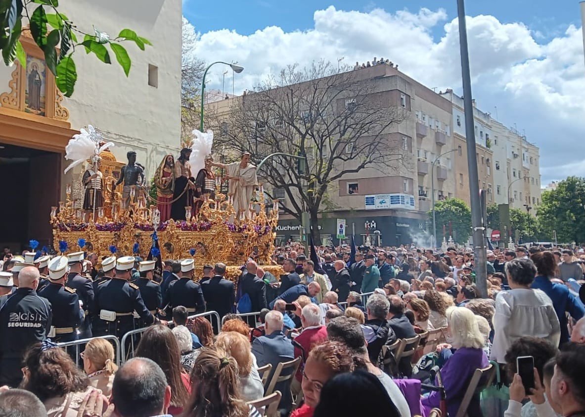 Agradecemos a la Diputación de Caridad de la <a href="/Hdad_SanBenito/">Hermandad San Benito</a>, las facilidades que nos dieron, para contemplar la salida de la cofradía el Martes Santo. Disfrutamos mucho ese momento, y a pesar de la lluvia, se completó la estacion de penitencia. #MartesSanto #SSantaSevilla25