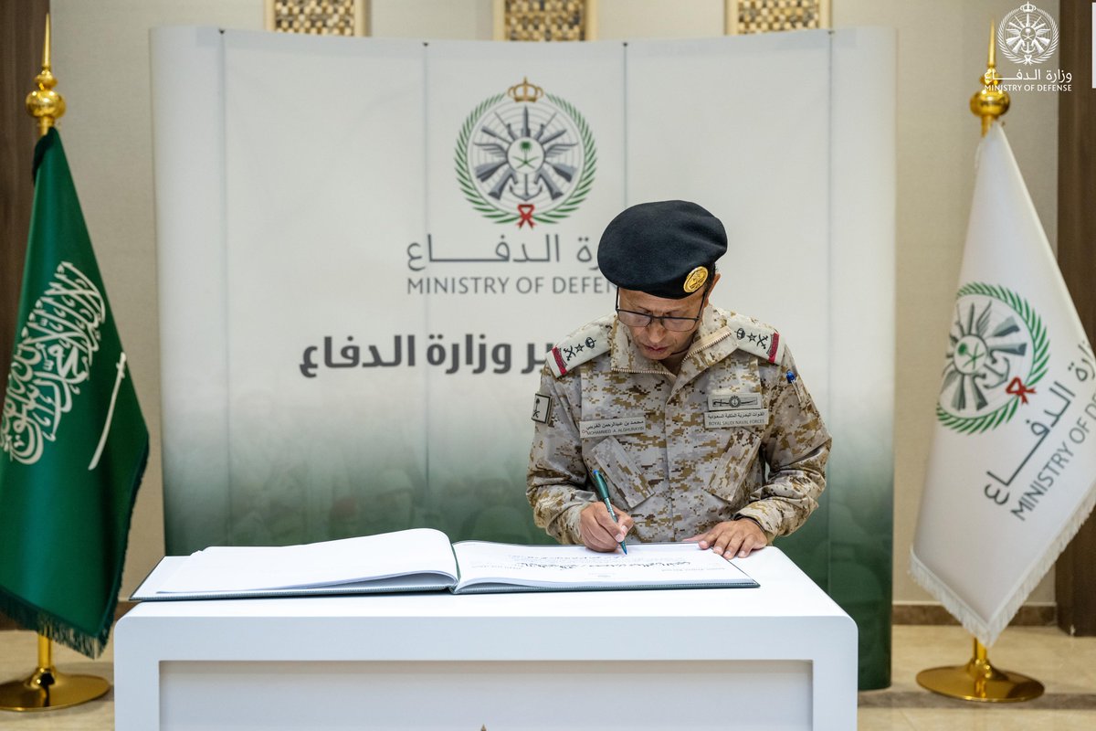 modgovksa's tweet photo. معالي رئيس أركان #القوات_البحرية يزور برنامج تطوير #وزارة_الدفاع، ويشيد بالإنجازات المحققة في مسيرة تطوير الوزارة، لتحقيق رؤيتها وأهدافها الإستراتيجية، ورفع كفاءة الأداء، وتمكين العمل المشترك.

https://t.co/2tJsPW413f https://t.co/FUT1NcPrss