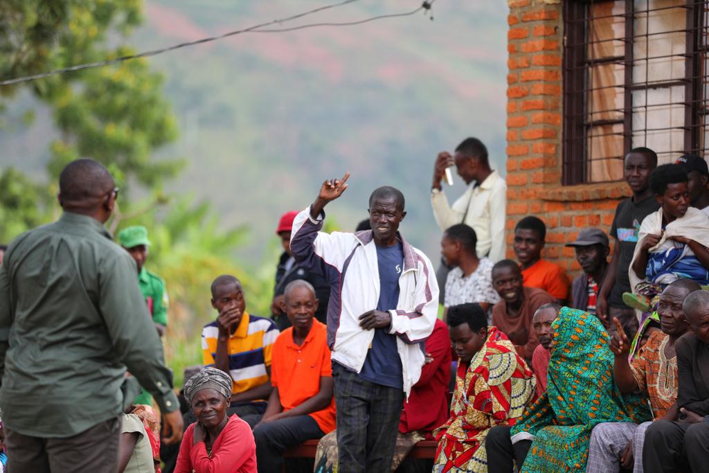 AlphonseNDARUHU's tweet photo. Rain or shine, the mission continues! 🌧️🌞☀️🌦️
Nothing can stop empowering financial service consumers about their rights and obligations. @CentralBankRw @KarongiDistr #dedication #ServiceAboveAll #KeepPushing https://t.co/yCFjeR4ecI