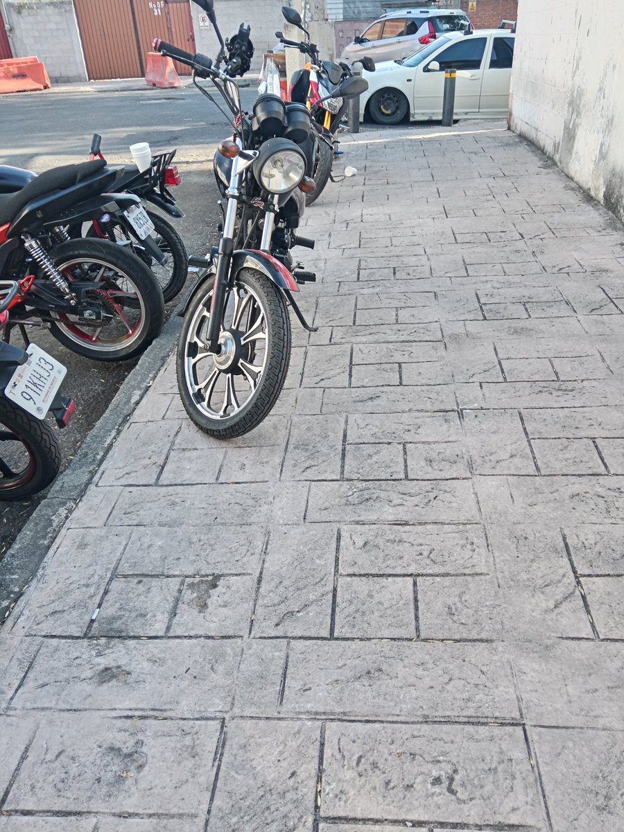 helam_1808's tweet photo. Otra vez motos de policías sobre banqueta, Calle 3 esquina con Castilla Oriente Azcapotzalco CP 02040 les pido no ignorar esto y quitarlas #sectorcuitlahuac #sectorlaraza eduquen a sus policías @Azcapo_Denuncia @AzcapotzalcoMx @UCS_GCDMX #TránsitoGCDMX @SSC_CDMX @OVIALCDMX https://t.co/ixYcHIy22I