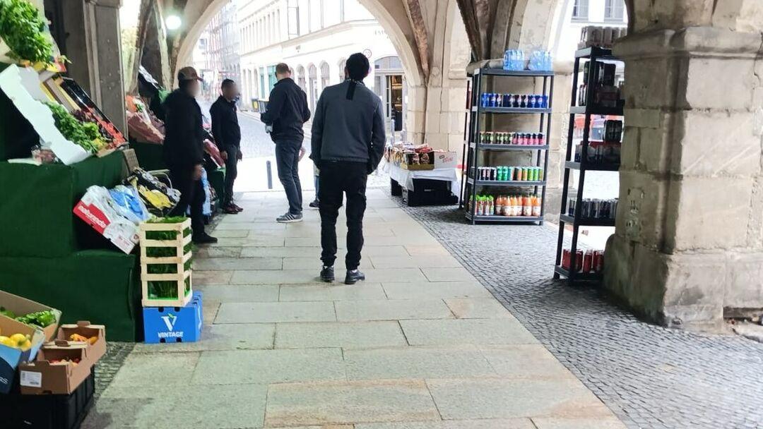 SebastianWippel's tweet image. Seit Kurzem gibt es Untermarkt/Ecke Neißstraße in #Görlitz einen ägyptischen Gemüseladen – an sich nichts Anstößiges. Was jedoch bei immer mehr Görlitzerinnen und Görlitzern auf Unverständnis stößt, ist die Art und Weise, wie der Inhaber den öffentlichen Raum für sich in Anspruch…