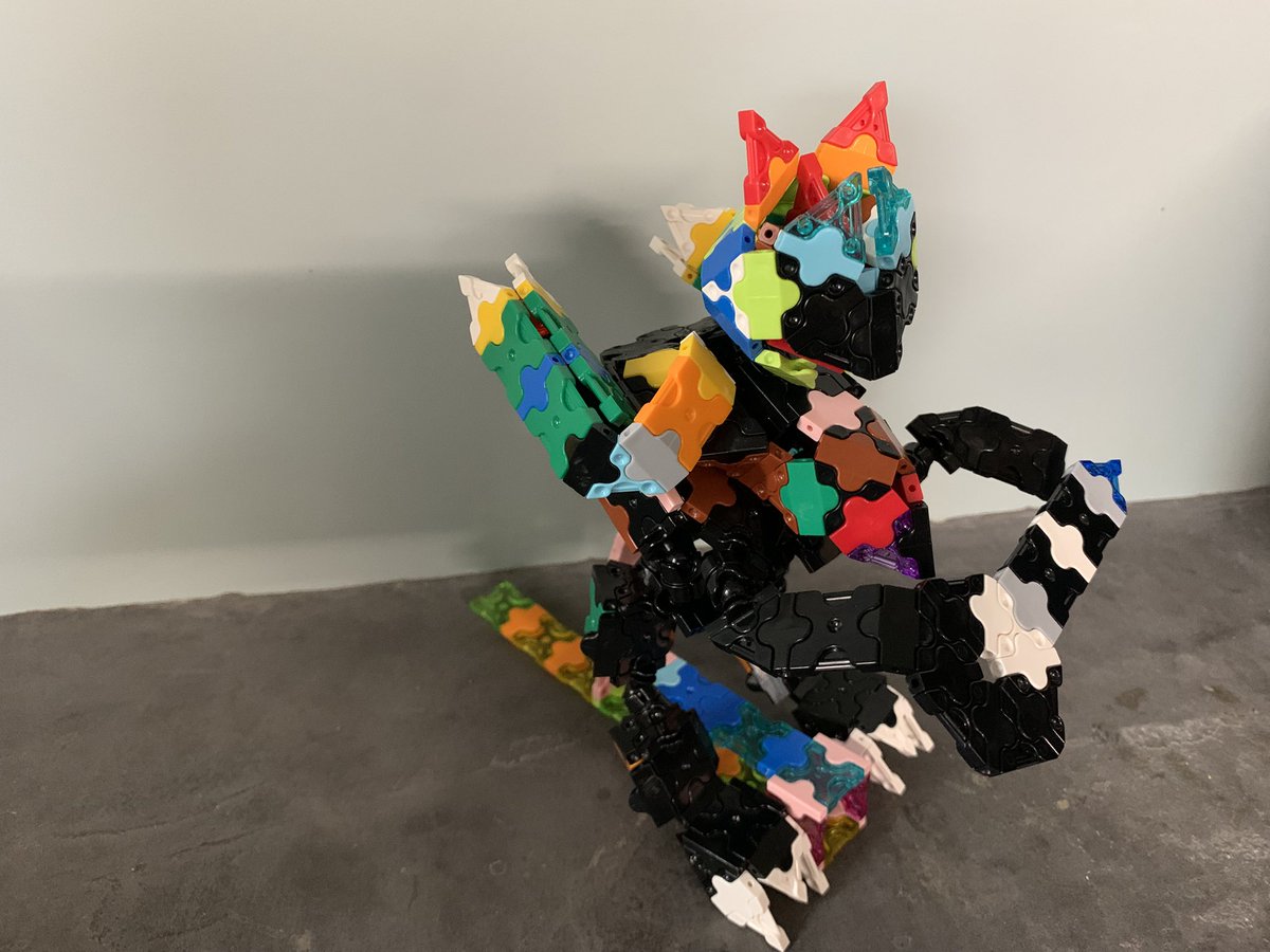 M8Pc1's tweet photo. ニックネーム：LaQキングになりたいヤッスータイトル：ボールジョイントロボット第三弾年齢：6歳

上半身と顔の接続が難しかった
胸元に小さなマントをつけてかっこよくした
ヨシノの動画のジェットモビールアンドロボヘラクレスをヒントにしたよ
 @LaQbl  #LaQ芸術祭2025春の陣フリー https://t.co/Ddz7ZLasxq
