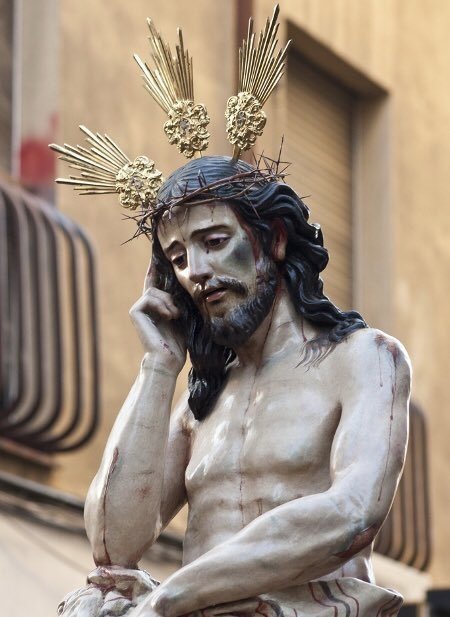 Para reservar mesa este jueves. Para 13. A nombre de Jesús. Una despedida, sí.