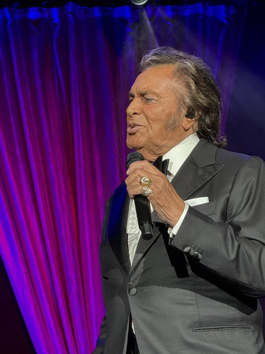 SandyPheils's tweet photo. @ehumperdinck 

Your two shows this past weekend in Warren, Mi. and Nashville, Ind. were incredibly amazing!! You’re like a fine wine! And I just LOVE the color of your hair right now! It looks soooo good on you! See you in a few months! Stay well. ❤️🥰🎼🎵 https://t.co/6BSzlRd0O4