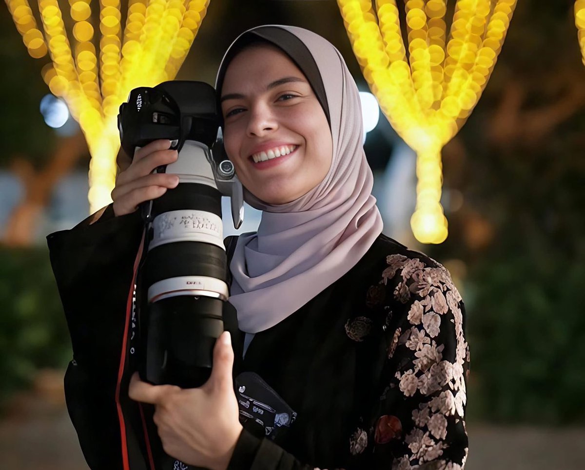 _WMedia_'s tweet photo. Fatma Hassouna (24) 
Photographer.

Killed by Israel. Alongside nine members of her family. Today. 

You were so talented. Rest in peace. 

Work: Natural Scene (2022) https://t.co/H02RNVEsPj