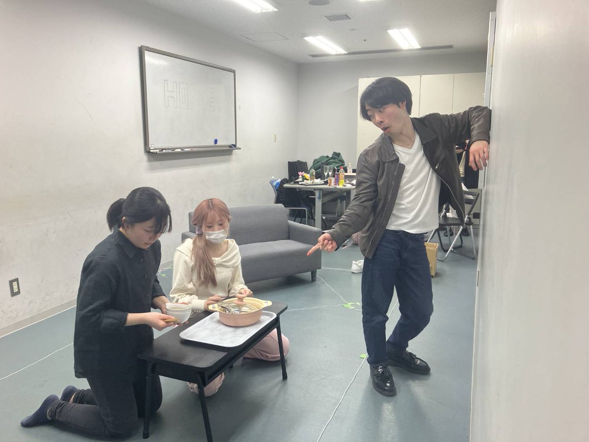 ichigeki_25's tweet photo. 【 本日の稽古場 】

本日の稽古場の様子です！

本番も近くなり稽古場にも緊張感が...？
楽しく稽古しております👀
ご予約お待ちしております🙇‍♀️

◯ご予約↓
https://t.co/8vU2vS9FEz
 
#法政一劇　#露　#春から法政
#学生演劇　#演劇 https://t.co/d3hJPK7wH6