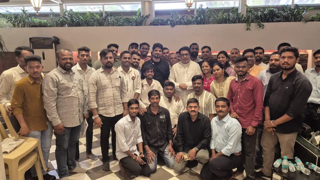 mnssocial_'s tweet image. छत्रपती शिवाजी महाराज ह्यांचे गडकिल्ले मजबूत रहावेत ह्यासाठी प्रयत्न करणाऱ्या दुर्गवीरांनी आज मनसे अध्यक्ष राजसाहेब ठाकरे ह्यांची भेट घेतली.

“ गडपती” या शिवजयंती निमित्त ठाण्यात झालेल्या कार्यक्रमात गड किल्ले संवर्धन करणाऱ्या संस्थांचा सत्कार मनविसे मार्फत करण्यात आला होता.…