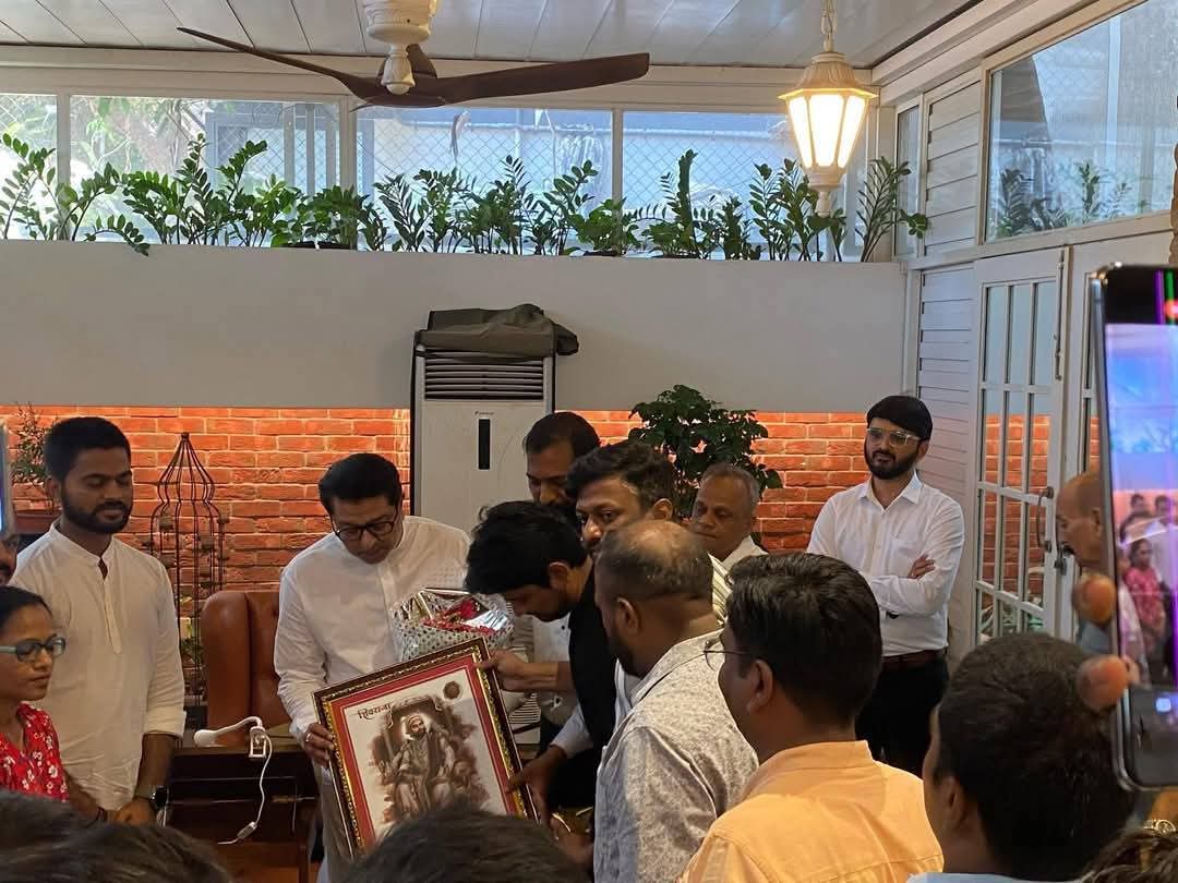 mnssocial_'s tweet image. छत्रपती शिवाजी महाराज ह्यांचे गडकिल्ले मजबूत रहावेत ह्यासाठी प्रयत्न करणाऱ्या दुर्गवीरांनी आज मनसे अध्यक्ष राजसाहेब ठाकरे ह्यांची भेट घेतली.

“ गडपती” या शिवजयंती निमित्त ठाण्यात झालेल्या कार्यक्रमात गड किल्ले संवर्धन करणाऱ्या संस्थांचा सत्कार मनविसे मार्फत करण्यात आला होता.…