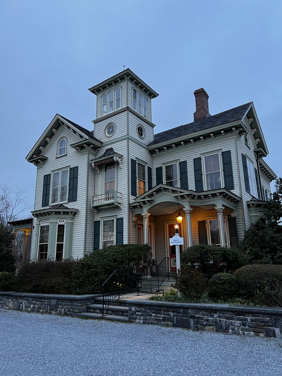 jcceron68's tweet photo. I’m starting the week a day late and thought you might find this Victorian house inspiring. It happens to be a restaurant on the North Fork of Long Island.
#victorianhouse #northfork #longisland #writingcommunity #writinglifestyle #authorlife #mysterywriters #thrillerwriter https://t.co/F1QroVt1bA