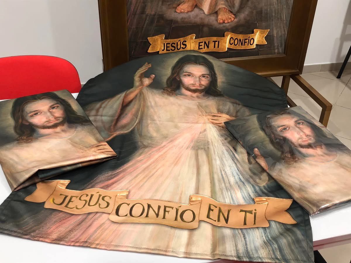 AlbaDivinaMercy's tweet image. Prepárate para la próxima Fiesta de la #DivinaMisericordia que celebraremos el próximo #27deAbril.

Ofrecemos dos modelos de banderolas para engalanar los balcones y ventanas.

Su coste es de 15 € con una impresión de alta calidad con respecto a las pinturas originales.