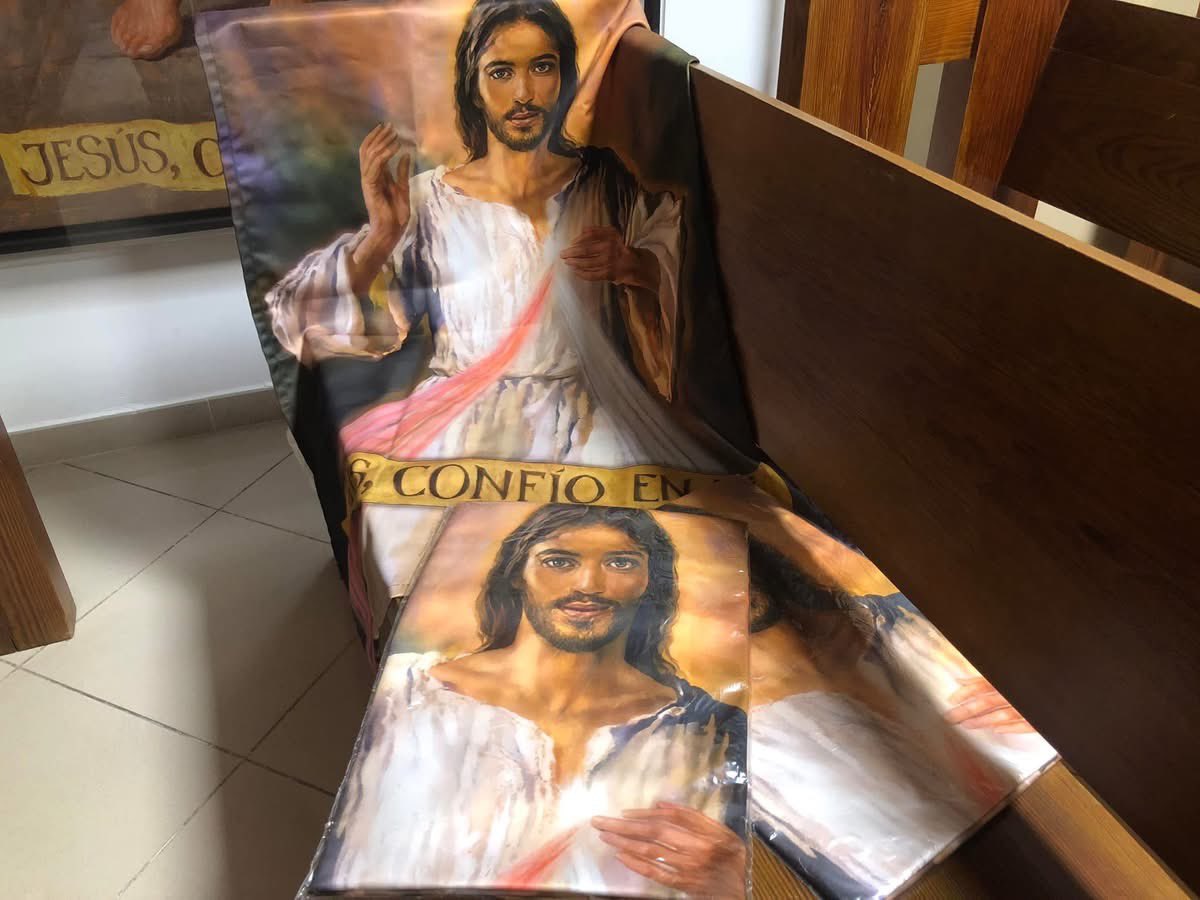 AlbaDivinaMercy's tweet image. Prepárate para la próxima Fiesta de la #DivinaMisericordia que celebraremos el próximo #27deAbril.

Ofrecemos dos modelos de banderolas para engalanar los balcones y ventanas.

Su coste es de 15 € con una impresión de alta calidad con respecto a las pinturas originales.